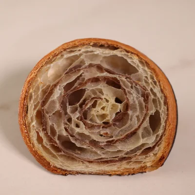 אפייה של קרואסון שוקולד מדויקת בתנורים שונים עם שליטה בדיוק המוצר הסופי